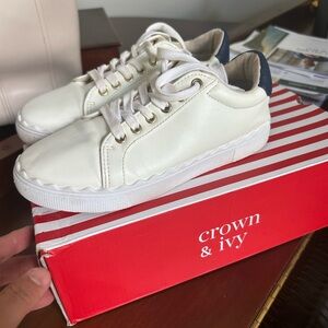 Women’s white and navy blue crown and ivy sarra sneakers